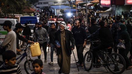 Residents of the Gaza Strip prepare tents around the Nasser hospital in Khan Yunes, as fighting rages in the city, December 6, 2023. (ABED ZAGOUT / ANADOLU / AFP)