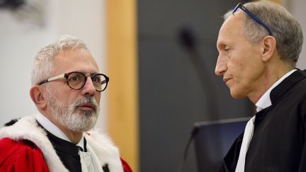 L'avocat de Berkane Makhlouf, Me Mohamed Kanifar (à droite) en discussion avec le procureur de la République, Raphael Sanesi, vendredi 25&nbsp;novembre. (THIERRY ZOCCOLAN / AFP)