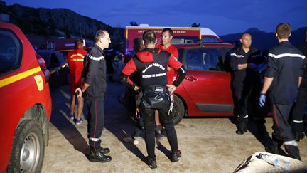 Pompiers et gendarmes poursuivent les recherches dans le canyon de Zoicu (Corse-du-Sud), le 1er août 2018.&nbsp; (PASCAL POCHARD-CASABIANCA / AFP)