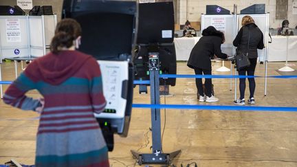 Des électrices américaines remplissent leur bulletin de vote au bureau de vote de l'Union Market à Washington, aux États-Unis, le 3 novembre 2020. (SHAWN THEW / EPA)