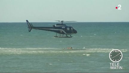 Avant l'arrivée de la pleine saison, les nageurs sauveteurs se forment à une nouvelle technique de sauvetage par hélicoptère. (FRANCE 2)