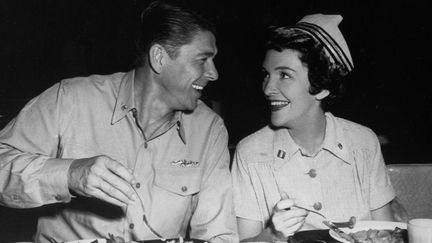 Nancy et Ronald Reagan en 1957 sur le tournage de "Hellcats of the navy"
 (ARCHIVES DU 7EME ART/ AFP)