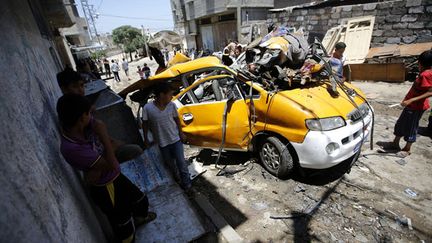 &nbsp; (Une voiture frappée mercredi par un missile israélien à Khan Younès, dans le sud de Gaza © Maxppp)