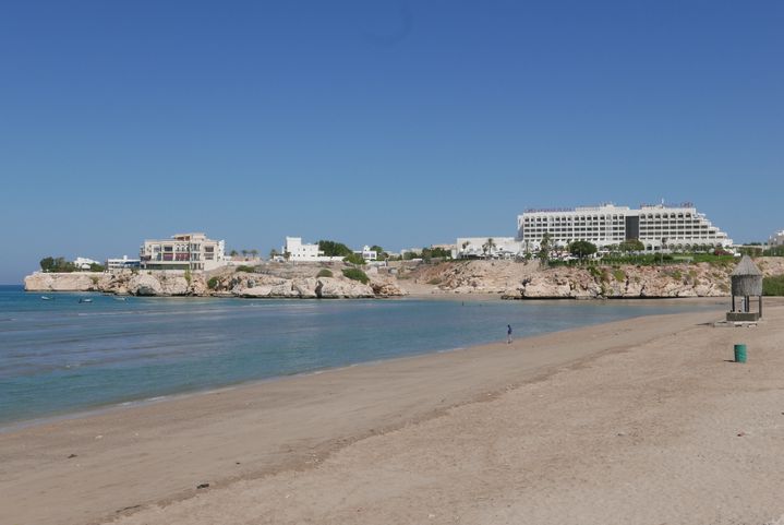 La plage sans fin de Mascate, et en surplomb l'hôtel Crowne Plaza Muscate (Photo Emmanuel Langlois)