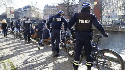 L'évacuation du canal Saint-Martin à Paris, samedi 6 mars 2021. (DELPHINE GOLDSZTEJN / LE PARISIEN / MAXPPP)