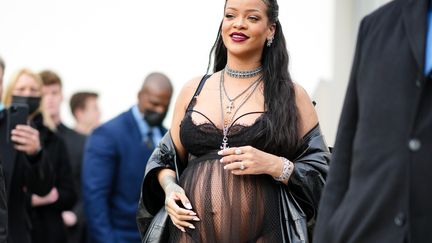 La chanteuse Rihanna, en soutien-gorge et string portés sous une nuisette transparente noire, arrive au show Dior lors de la Paris Fashion Week en mars 2022 (EDWARD BERTHELOT / GETTY IMAGES EUROPE)