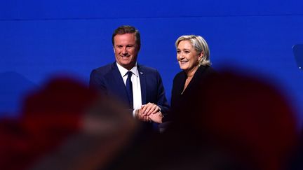 Marine Le Pen et Nicolas Dupont-Aignan saluent la foule lors d'un meeting de campagne, le 1er mai 2017, à Villepinte (Seine-Saint-Denis).&nbsp; (ANTONIO BORGA / ANADOLU AGENCY / AFP)