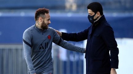 Neymar&nbsp;salue le président du PSG, Nasser Al-Khelaïfi, à l'entraînement, le 14 février 2022, au&nbsp;Camp des loges. (FRANCK FIFE / AFP)