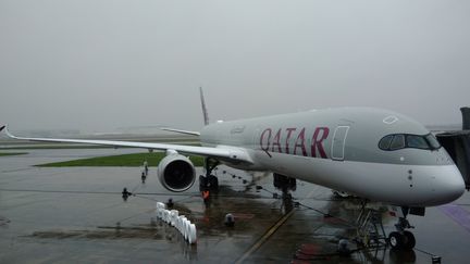 L'Airbus A350-1000&nbsp;dans la configuration de Quatar Airways. (STÉPHANE IGLÉSIS / FRANCEINFO)