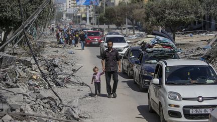 Des habitants évacuent la ville de Gaza, à la suite de l'avertissement israélien concernant l'intensification des opérations militaires dans la bande de Gaza, le 13 octobre 2023. (MOHAMMED SABER / MAXPPP)