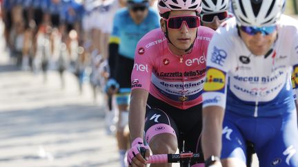 Joao Almeida, le maillot rose, dans la roue d'un équipier de la Deceuninck - Quick-Step  (LUCA BETTINI / AFP)