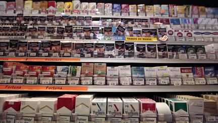 Des paquets de cigarettes dans un bureau de tabac à Cagnes-sur-Mer (Alpes-Maritimes), le 8 septembre 2015.&nbsp; (ERIC GAILLARD / REUTERS)