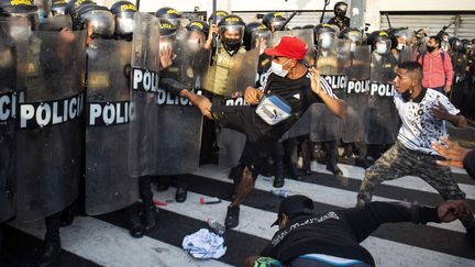 Des heurts entre manifestants et policiers à Lima, au Pérou, le 5 avril 2022. (ERNESTO BENAVIDES / AFP)