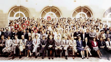 La promotion 1980 "Voltaire" de l'ENA, avec de g. a d.&nbsp;: S&eacute;gol&egrave;ne Royal, Fran&ccedil;ois Hollande, Renaud Donnedieu de Vabres, Jean-Pierre Jouyet et Dominique de Villepin. (SIPA)