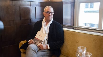 L'écrivain franco-algérien Kamel Daoud au restaurant Drouant à Paris, après avoir reçu le prix pour son roman Houris le 4 novembre 2024. (MAGALI COHEN / HANS LUCAS)