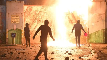 Des émeutes&nbsp;entre protestants unionistes et catholiques nationalistes devant&nbsp;la porte d'un "mur de la paix", à Belfast (Irlande du Nord, Royaume-Uni), le 7 avril 2021. (CHARLES MCQUILLAN / GETTY IMAGES EUROPE)