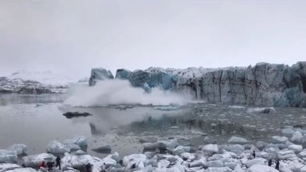 En Islande, un énorme bloc de glace s'est soudainement détaché, surprenant des touristes venus l'observer. (FRANCE 3)