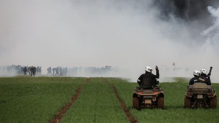 De violents affrontements ont opposé manifestants et forces de l'ordre lors d'un rassemblement, le 25 mars, contre les projets de méga-bassines à Sainte-Soline dans les Deux-Sèvres. (THIBAUD MORITZ / AFP)