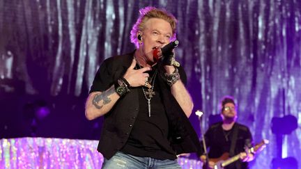 Le leader du groupe Guns n' Roses, Axl Rose, se produit sur scène à Indio, en Californie, le 30 avril 2022. (AMY SUSSMAN / GETTY IMAGES NORTH AMERICA / AFP)