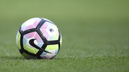 Un ballon de football lors d'un match du championnat anglais entre Chelsea et Leicester City, le 15 octobre 2016, à Londres. (JAVIER GARCIA / BACKPAGE IMAGES LTD / AFP)