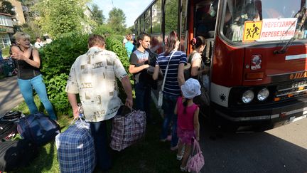 Des familles de la r&eacute;gion de Donetsk (est de l'Ukraine) s'exilent vers la Russie, le 16 juillet 2014. (MIKHAIL VOSKRESENSKIY / RIA NOVOSTI / AFP)