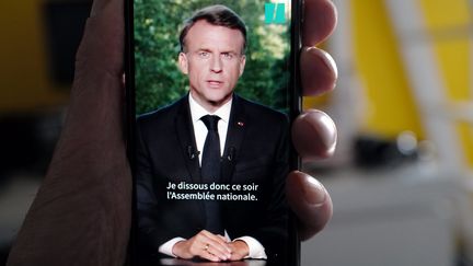 L'annonce de la dissolution de l'Assemblée nationale par Emmanuel Macron a été suivie en direct, partout en France. (BRUNO LEVESQUE / MAXPPP)