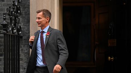 Jeremy Hunt, ministre des Finances britannique devant le 10 Downing Street à Londres. (DANIEL LEAL / AFP)