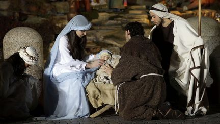 Une cr&egrave;che vivante sur la place Saint-Pierre, au Vatican, le 24 d&eacute;cembre 2013.&nbsp; (GREGORIO BORGIA / SIPA )