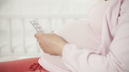 Une femme enceinte tient des comprimés dans sa main. Photo d'illustration. (ULLSTEIN BILD DTL. / ULLSTEIN BILD VIA GETTY IMAGES)