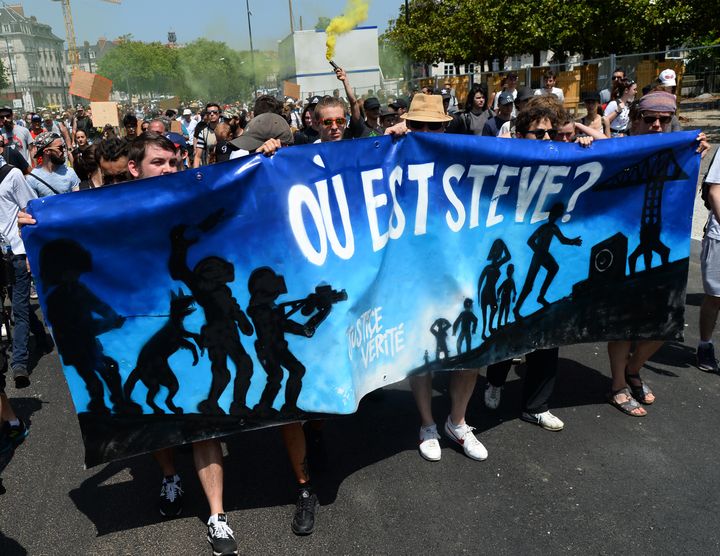 Des manifestants défilent, le 29 juin 2019 à Nantes, avec une banderole "où est Steve ?", qui sera accrochée aux grilles de la préfecture le 3 juillet. (JEAN-FRANCOIS MONIER / AFP)