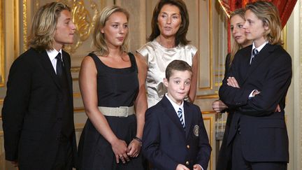 Les trois fils de Nicolas Sarkozy, ses deux belles-filles et son ex-&eacute;pouse C&eacute;cilia, lors de la c&eacute;r&eacute;monie d'investiture, &agrave; l'Elys&eacute;e&nbsp;en 2007. (THOMAS COEX / AFP)