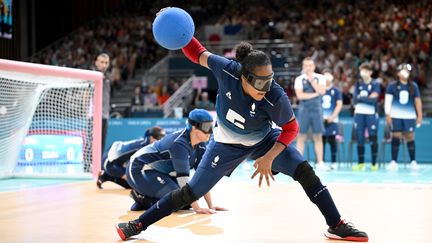 La joueuse de l'équipe de France de goalball Adelia Ajami lors du match contre le Japon aux Jeux paralympiques de Paris 2024, le 1er septembre 2024 (HAHN LIONEL / AFP)