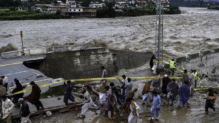 Des personnes touchées par les inondations dans la région de&nbsp;Swat, dans le nord du Pakistan, le 27 août 2022. (ABDUL MAJEED / AFP)