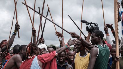 Les supporters du jeune guerrier massaï Joshua Leyian (à droite) manifestent leur joie après ses exploits. (YASUYOSHI CHIBA / AFP)