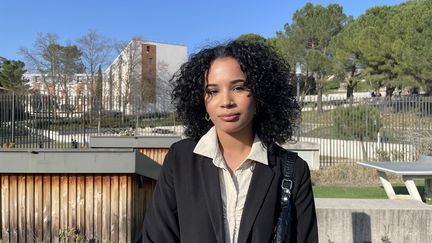 Salma, 19 ans, fondatrice de l'association "Keep Hoping Aubenas" qui organise des actions solidaires dans la ville d'Aubenas (Ardèche). (MANON MELLA / FRANCEINFO)