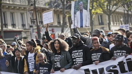 Manifestation en novembre 2016 pour "réclamer la mise en examen des gendarmes et une instruction plus transparente" dans l'affaire Adama Traoré. (THOMAS PADILLA / MAXPPP)