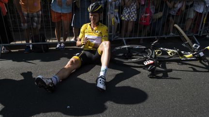 Le maillot jaune a lourdement chuté juste après la flamme rouge de la 6e étape.