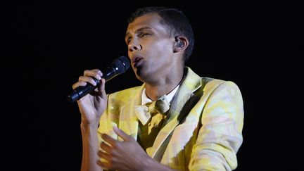 Stromae interpr&egrave;te la chanson "Papaoutai", sur la sc&egrave;ne du Z&eacute;nith de Paris, lors des 29e Victoires de la musique, le 14 f&eacute;vrier 2014. (BERTRAND GUAY / AFP)