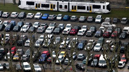 Un parking de voitures à Grenoble (Isère), le 8 janvier 2019. (MAXPPP)