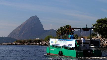 d'autres mesures et d'autres moyens ont été mis en place par les autorités et les associations écologiques : installations d'éco-barrières sur les rivières, mise en circulation de camions pour récupérer les déchets et de bateaux poubelles. Mais cela suffira-t-il pour combler le retard accumulé au fil des décennies et accueillir les athlètes dans des eaux plus limpides? (Reuters/Sergio Moraes)