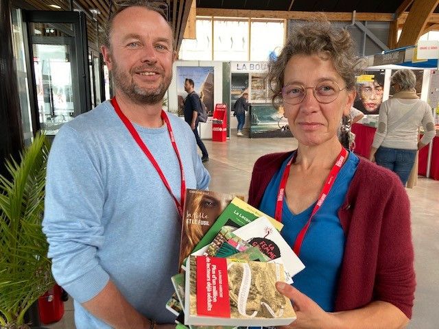 Cécile Pouliquen, professeur documentaliste et Erwann Le Guen, professeur d'histoire-géographie du&nbsp;lycée Benjamin Franklin présentent les livres choisis par les élèves pour le CDI&nbsp; du lycée au salon du livre du&nbsp;Festival Etonnants Voyageurs, Saint-Malo le 3 juin 2022 (Laurence Houot / FRANCEINFO CULTURE)