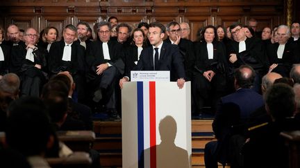 Emmanuel Macron lors d'un hommage national à l'avocate féministe Gisèle Halimi, le 8 mars 2023 au palais de justice de Paris. (MICHEL EULER / AFP)