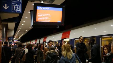 &nbsp; (Des usagers face aux retards du RER B à Paris, le 9 octobre 2014 ©maxPPP)