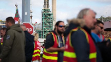 Des syndicalistes de la CGT rassemblés sur le site de la raffinerie de TotalEnergies à Gonfreville (Seine-Maritime), le 18 octobre 2022. (LOU BENOIST / AFP)