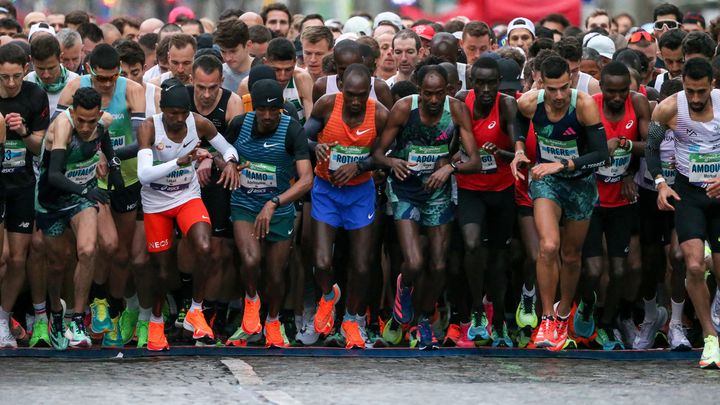 Le départ de la catégorie élite lors du marathon de Paris 2023, le 2 avril, sur les Champs-Elysées. (MICHEL STOUPAK / NURPHOTO)