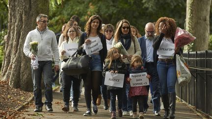 Des jeunes filles au pair et des membres de la famille de Sophie Lionnet manifestent, le 8 octobre 2017 à Londres, après&nbsp;son meurtre. (NIKLAS HALLE'N / AFP)