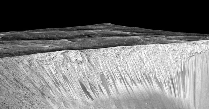 Image livr&eacute;e par la Nasa de la surface de la plan&egrave;te&nbsp;Mars et de traces d'&eacute;coulement. (NASA)