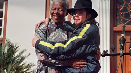 Les plus grandes c&eacute;l&eacute;brit&eacute;s se pressent &eacute;galement en Afrique du Sud pour rencontre l'ic&ocirc;ne. En juillet 1996, c'est Michael Jackson qui fait le voyage. (AFP)