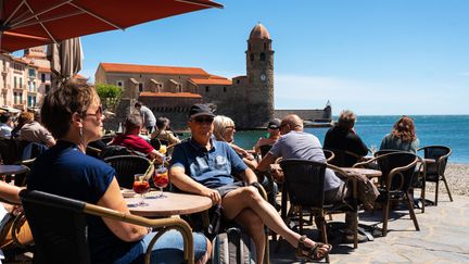 Le soleil, la mer et enfin...la réouverture des terrasses ! Collioure, dans les Pyrénées orientales, le 19 mai 2021. (ALINE MORCILLO / HANS LUCAS)