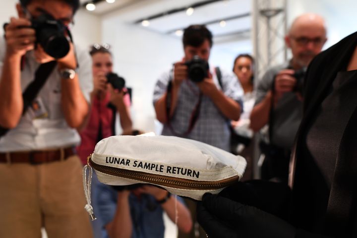 Le sac de la mission Apollo 11 montré à la maison d'enchères Sotheby's, à New York (Etats-Unis), le 13 juillet 2017. (JEWEL SAMAD / AFP)